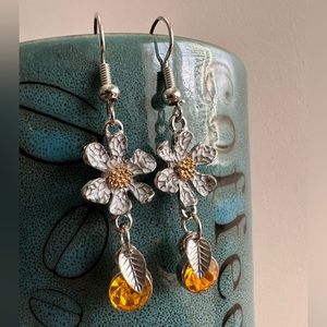 Handcrafted Daisy dangling earrings 2